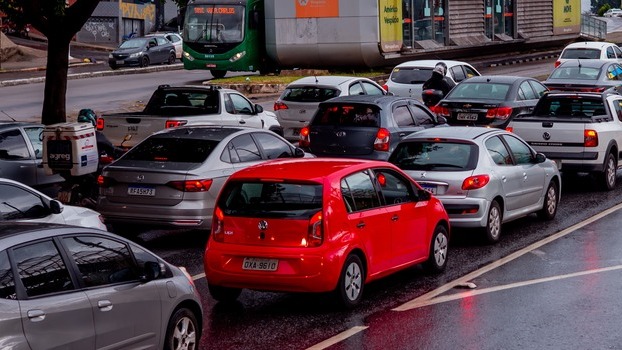 Ve&iacute;culos em tr&acirc;nsito ilustram o contexto da nova regulamenta&ccedil;&atilde;o de emplacamento que flexibiliza a aquisi&ccedil;&atilde;o de placas Mercosul em MG. -  (crédito: Divulga&ccedil;&atilde;o/Governo MG)