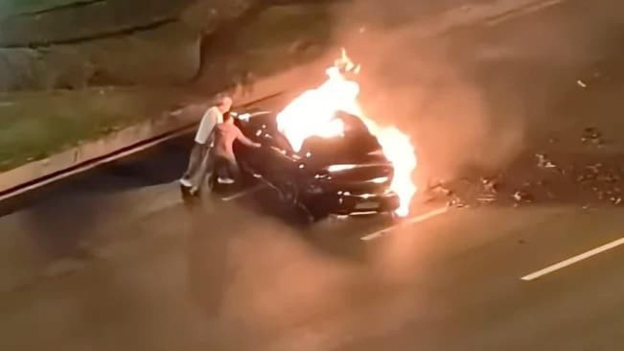 Falha nas maçanetas impedem resgate em carro elétrico em chamas 