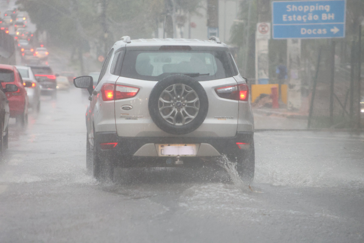 Dirigir em dias de chuva: 3 cuidados com o carro para evitar acidentes