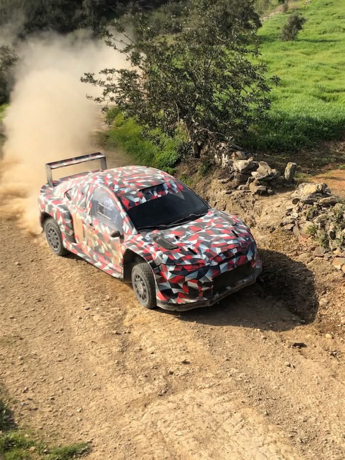Toyota alimenta rumores de novo esportivo com protótipo de rally