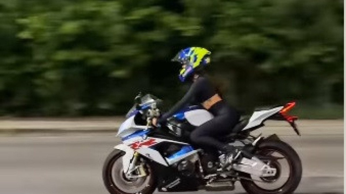 Campeã do BBB 21, Juliette Freire em sua BMW S 1000 RR