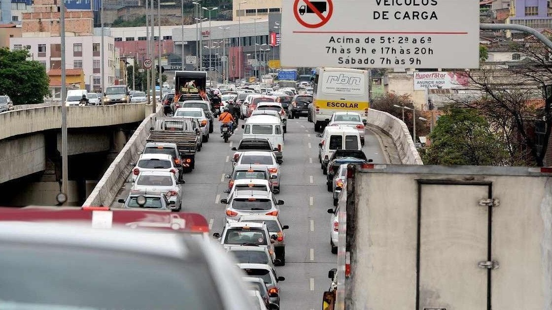 A proposta de IPVA baseada no peso do ve&iacute;culo pode impactar a regulamenta&ccedil;&atilde;o do tr&acirc;nsito para ve&iacute;culos de carga em grandes centros. -  (crédito: Gil Leonardi/Imprensa MG)