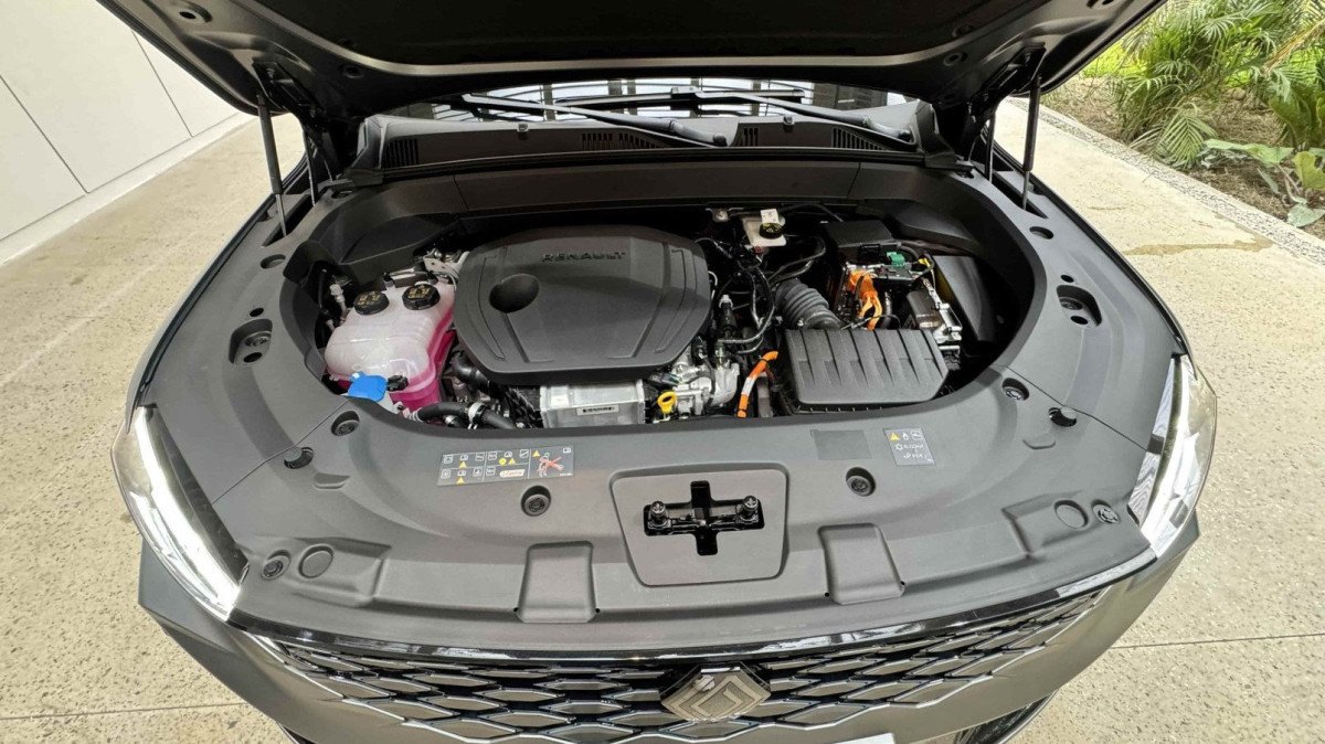 Imagem mostra o motor do Renault Koleos com o cap&ocirc; do carro aberto