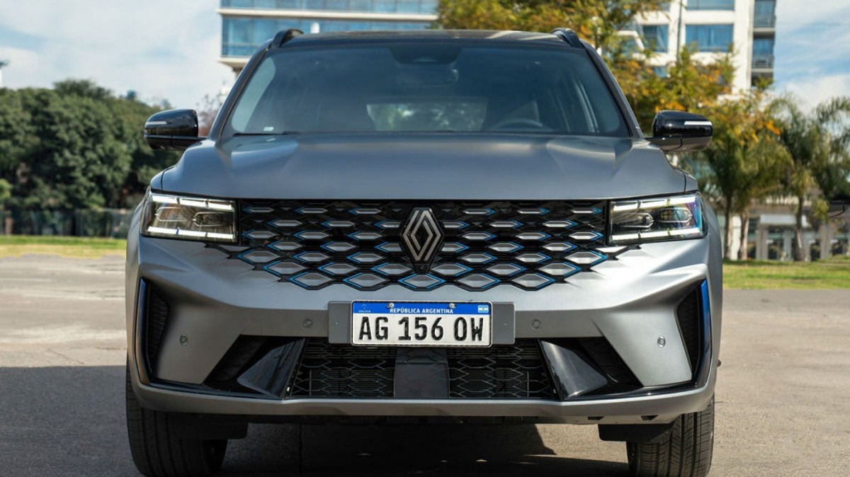 O Koleos tem um torque de 550 Nm, sendo 230 Nm de combust&atilde;o e 320 Nm el&eacute;trico.  