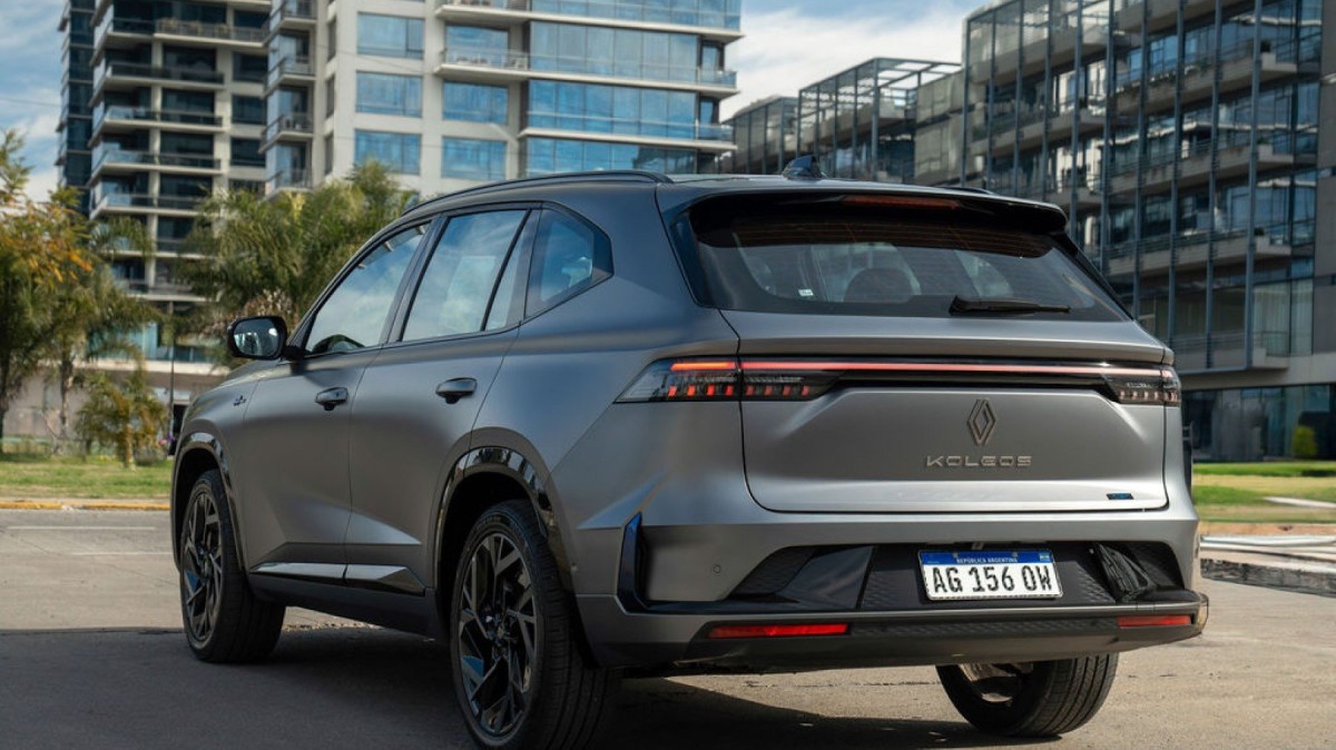 O Koleos faz de 0 a 100 km/h em 8,3 segundos e tem velocidade m&aacute;xima limitada eletronicamente de 180 km/h.