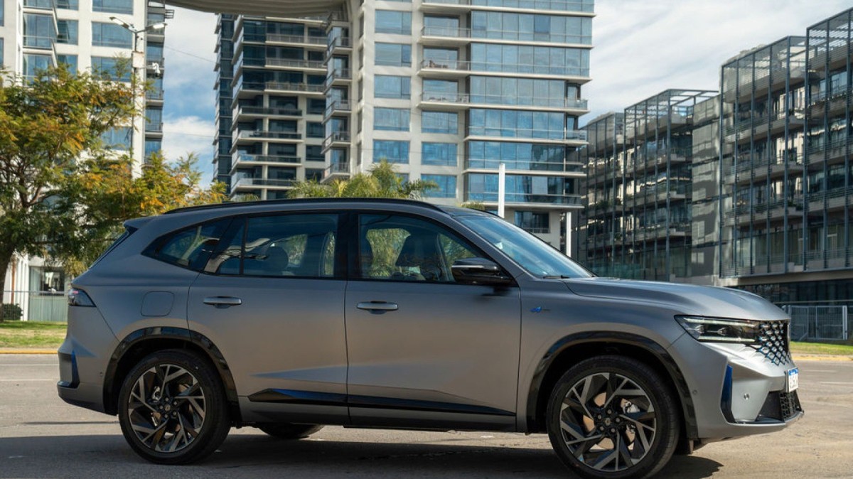 O Koleos tem de 4,78 metros de largura, dist&acirc;ncia entre eixos de 2,82 metros, com &acirc;ngulo de entrada e sa&iacute;da de 20,9&ordm;, e peso de 1.804 kg. 