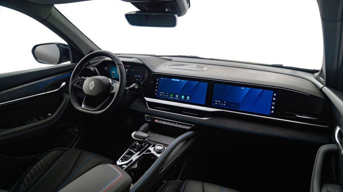 O Koleos traz tr&ecirc;s telas panor&acirc;micas de 12,3