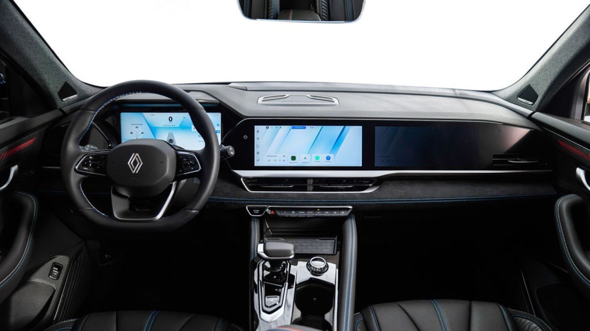 No design do interior, o teto &eacute; panor&acirc;mico e os bancos dianteiros e traseiros t&ecirc;m aquecimento. 