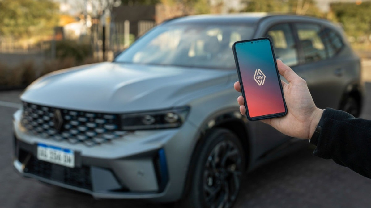 Por meio do aplicativo My Koleos, os motoristas podem ativar algumas op&ccedil;&otilde;es por meio do pr&oacute;prio celular remotamente.