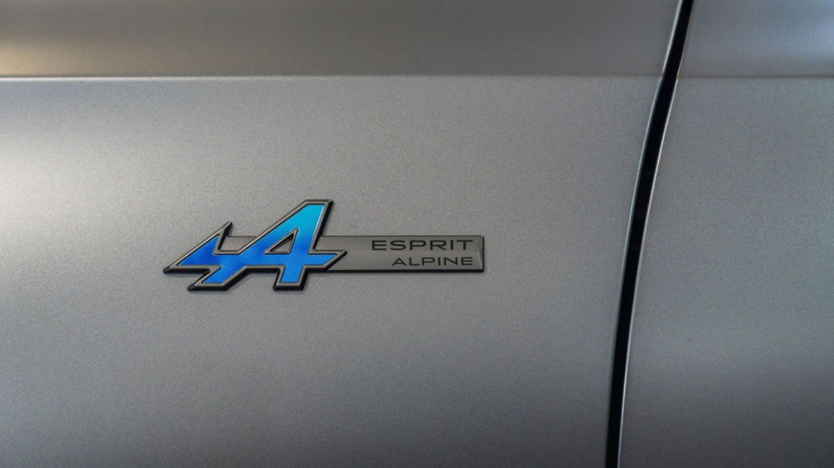 Inspirado na vers&atilde;o esprit Alpine, o Koleos tem em seu design detalhes marcantes em azul, seja na costura, no acabamento ou nos adesivos na parte exterior. 