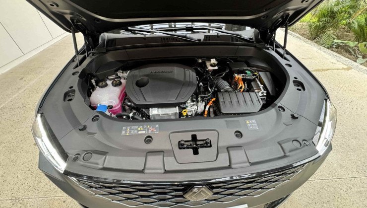 Imagem mostra o motor do Renault Koleos com o cap&ocirc; do carro aberto