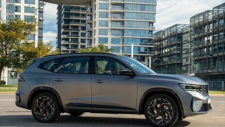 O Koleos tem de 4,78 metros de largura, dist&acirc;ncia entre eixos de 2,82 metros, com &acirc;ngulo de entrada e sa&iacute;da de 20,9&ordm;, e peso de 1.804 kg. 