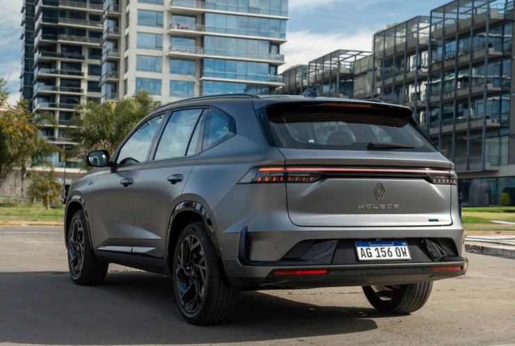 O Koleos faz de 0 a 100 km/h em 8,3 segundos e tem velocidade m&aacute;xima limitada eletronicamente de 180 km/h.