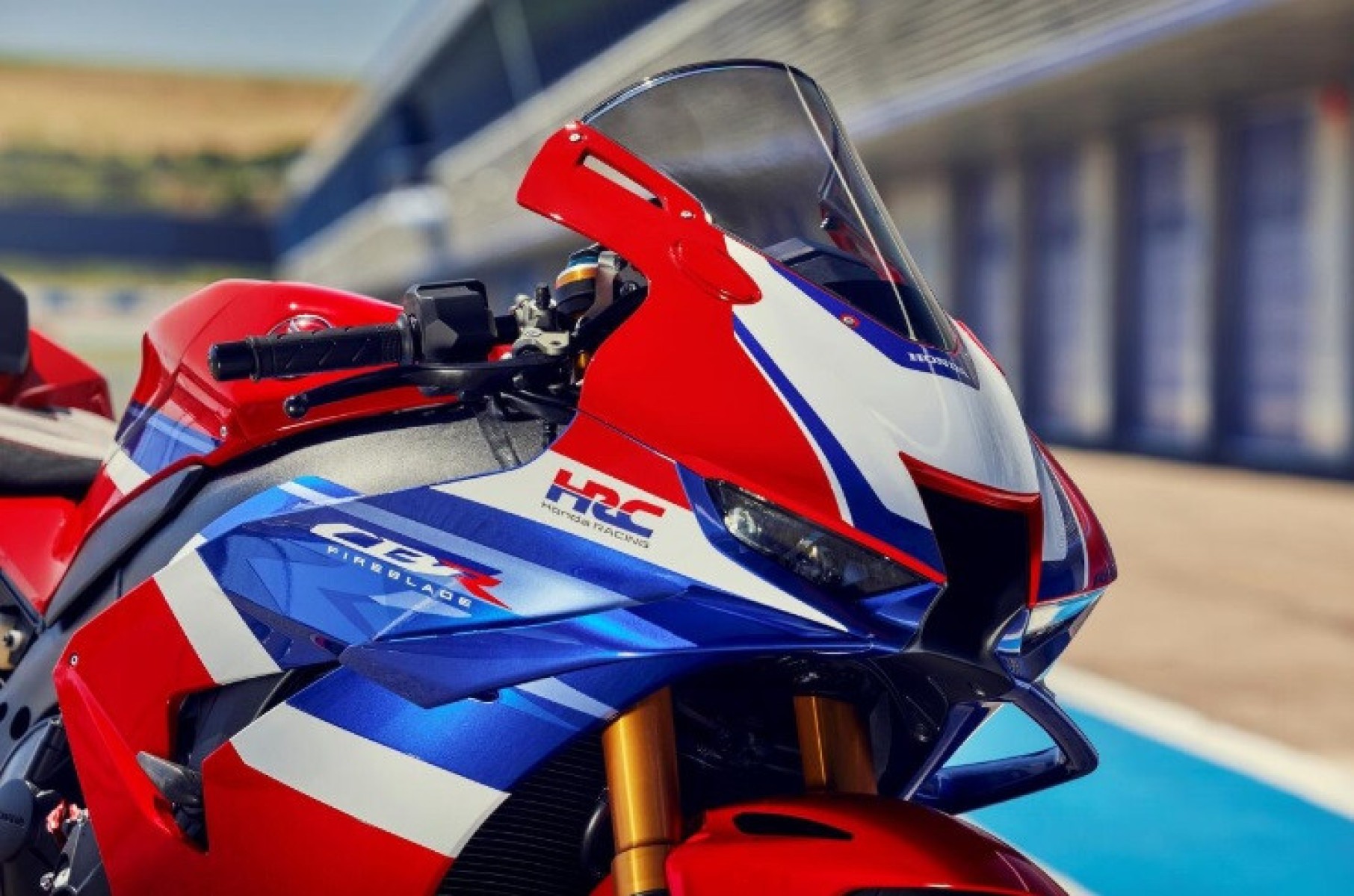 Honda CBR1000RR-R Fireblade SP 2026 vermelha estacionada