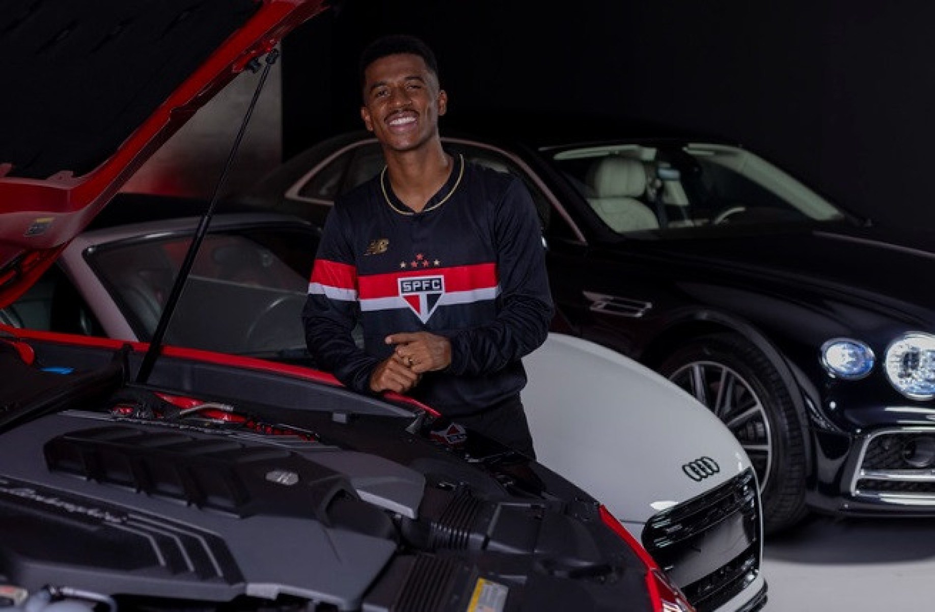 Marcos Antonio aparece ao lado de ve&iacute;culos de luxo em an&uacute;ncio do S&atilde;o Paulo