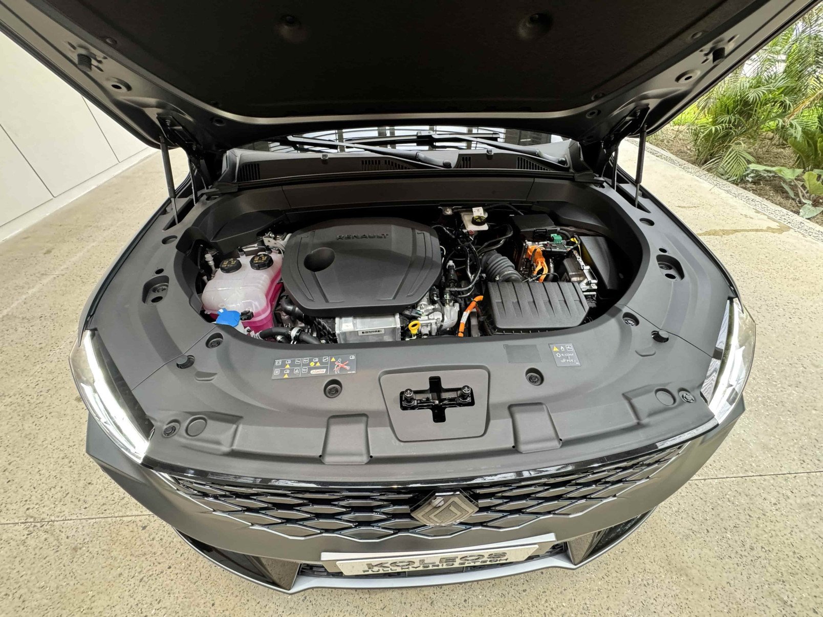 Imagem mostra o motor do Renault Koleos com o cap&ocirc; do carro aberto