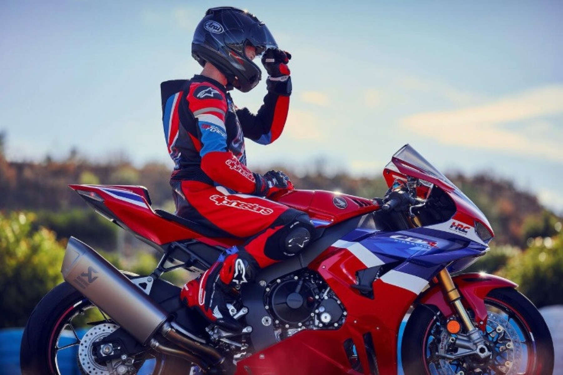 Honda CBR1000RR-R Fireblade SP 2026 vermelha