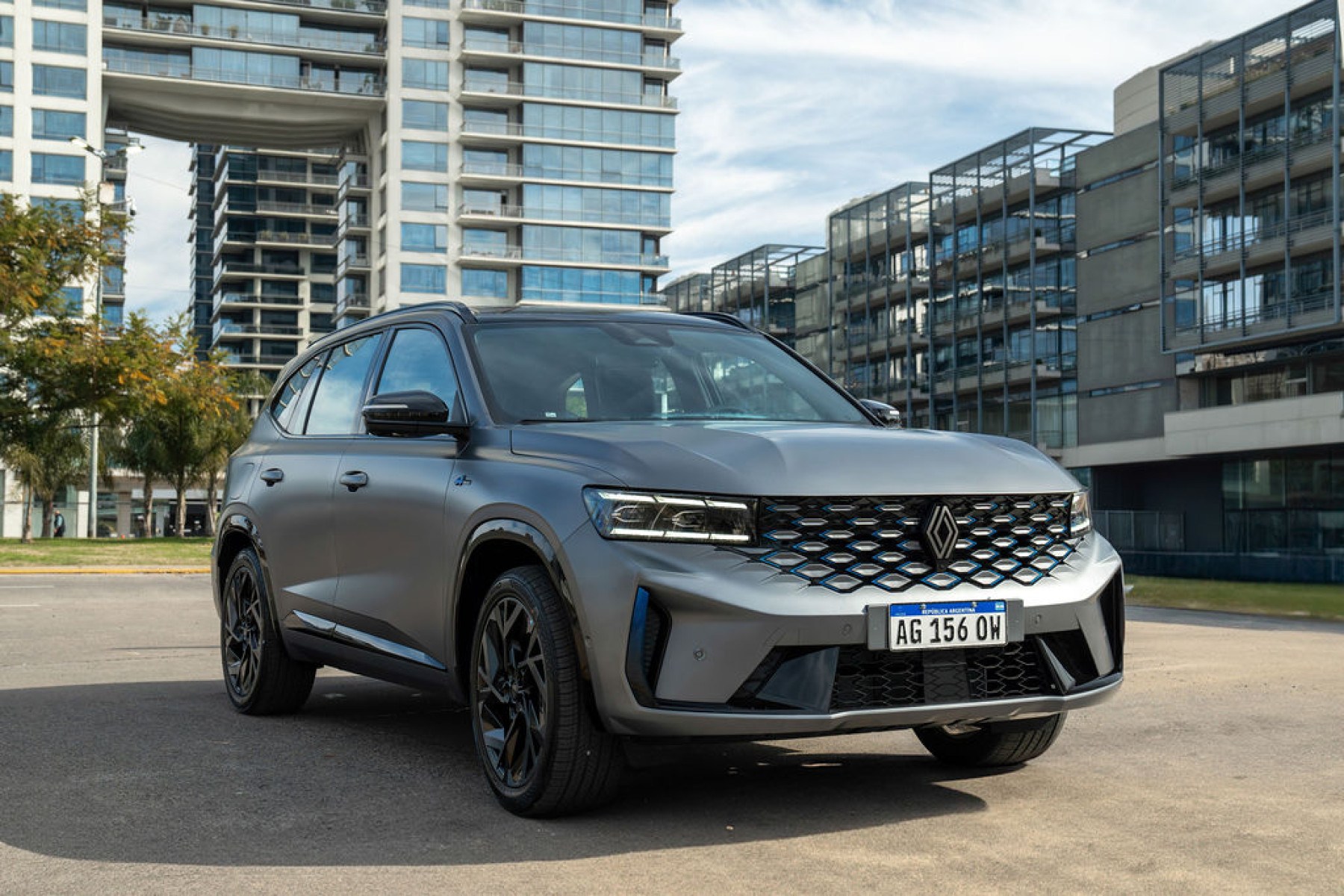 Fabricado na Coreia do Sul, ele conta com três motores, um motor turbo de 1,5 litro, dois motores elétricos acoplados à transmissão automática DHT (Dual Hybrid Transmission) com uma bateria de íons de lítio de 1,64 kWh. 