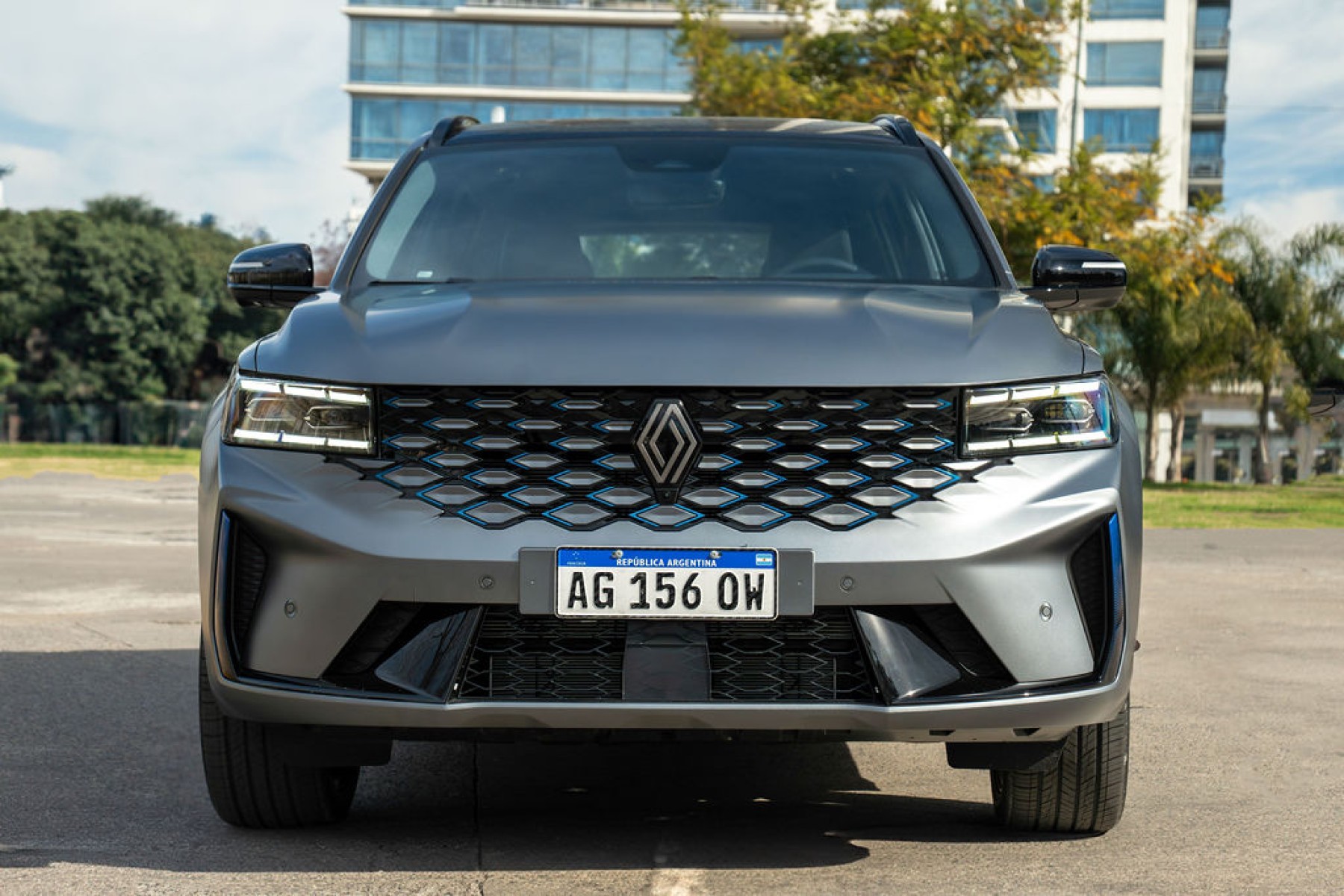 O Koleos tem um torque de 550 Nm, sendo 230 Nm de combust&atilde;o e 320 Nm el&eacute;trico.  