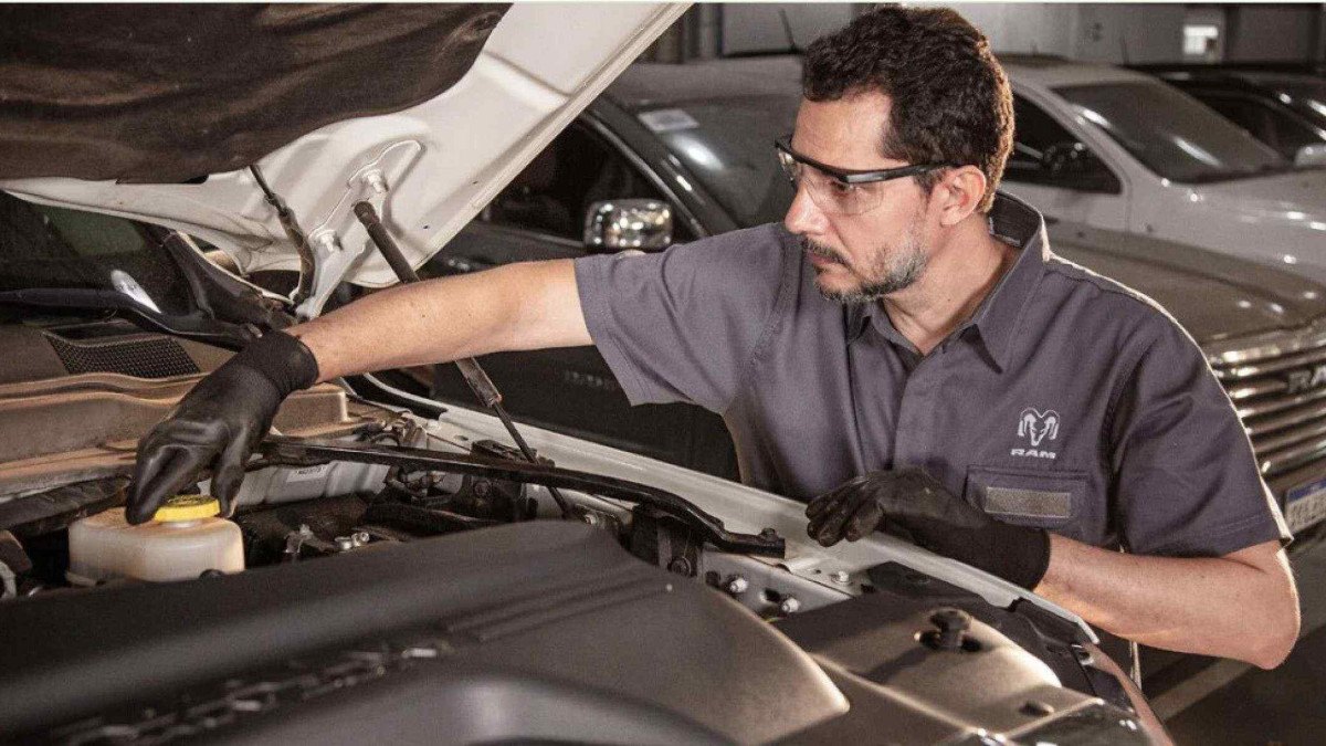 Mecânico da Stellantis trabalhando