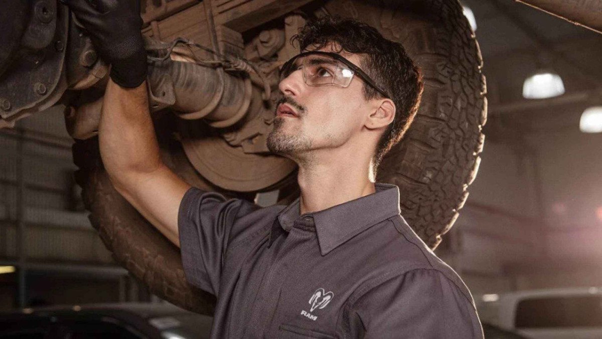 Funcionário da RAM trabalhando