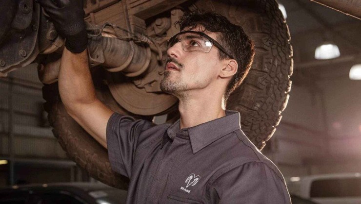 Funcionário da RAM trabalhando -  (crédito: Divulgação/Stellantis)