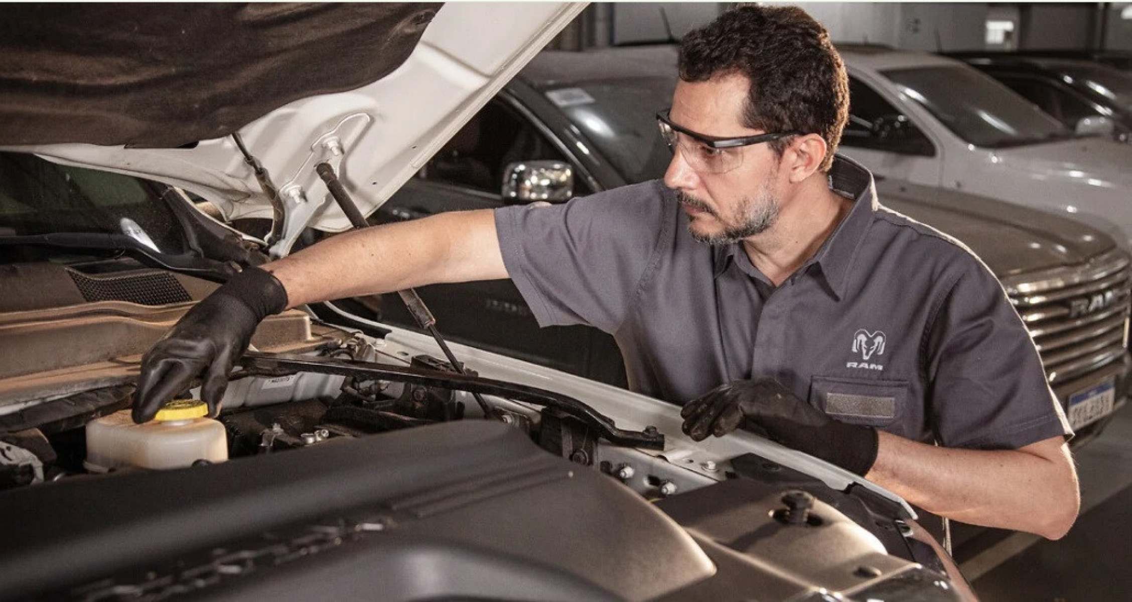 Mec&acirc;nico da Stellantis trabalhando