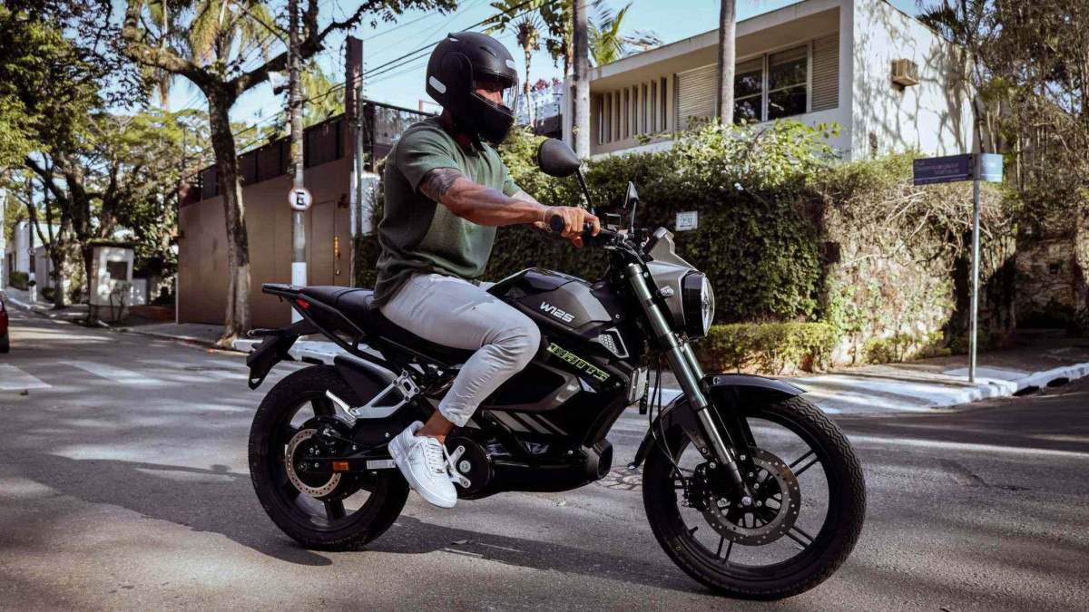 A Watts W125 equivale a uma moto 125cc e tem autonomia de at&eacute; 160km