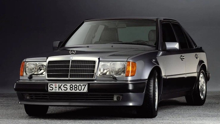 O Mercedes-Benz 500E era fabricado em conjunto com a Porsche