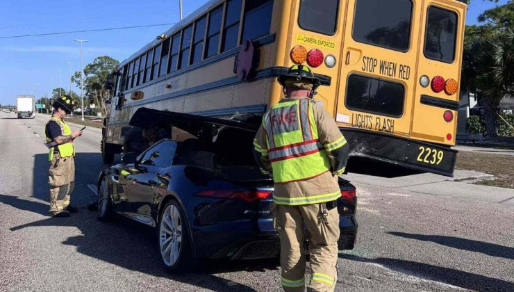 Jaguar F-Type se envolveu em acidente bizarro com ônibus escolar, na Flórida  -  (crédito: SCPFRSD/Divulgação)