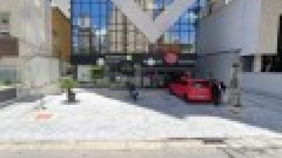 Se n&atilde;o h&aacute; sinaliza&ccedil;&atilde;o p&uacute;blicas dizendo que n&atilde;o pode parar, a vaga, mesmo com recuo, pode ser sim destinada para estacionar, mesmo n&atilde;o sendo cliente