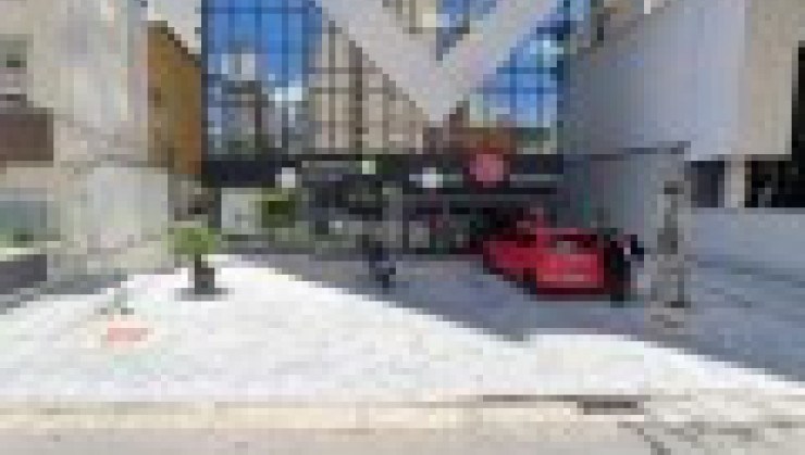 Se n&atilde;o h&aacute; sinaliza&ccedil;&atilde;o p&uacute;blicas dizendo que n&atilde;o pode parar, a vaga, mesmo com recuo, pode ser sim destinada para estacionar, mesmo n&atilde;o sendo cliente -  (crédito: Reprodu&ccedil;&atilde;o/Google Maps)