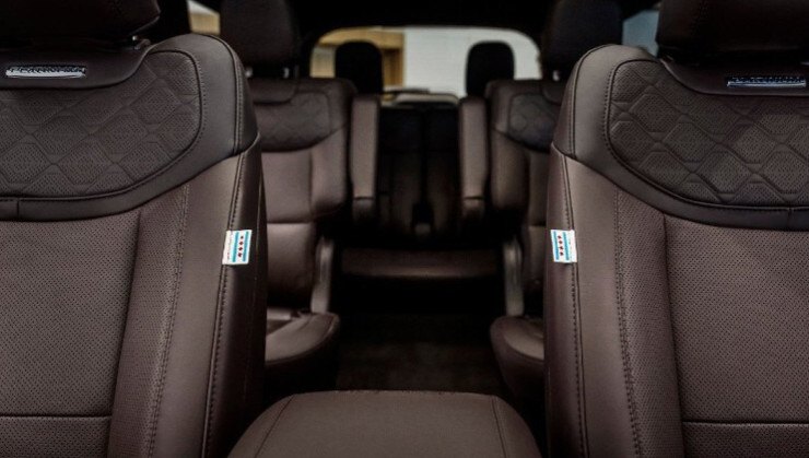 Os bancos cont&eacute;m etiquetas com a bandeira de Chicago