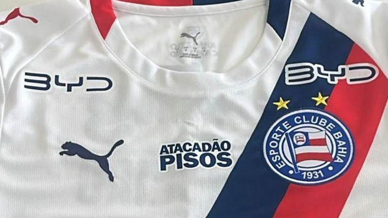 O uniforme do Esporte Clube Bahia exibe a marca da BYD, nova patrocinadora do clube, em sua estreia no jogo contra o Remo. -  (crédito: Divulga&ccedil;&atilde;o/BYD)