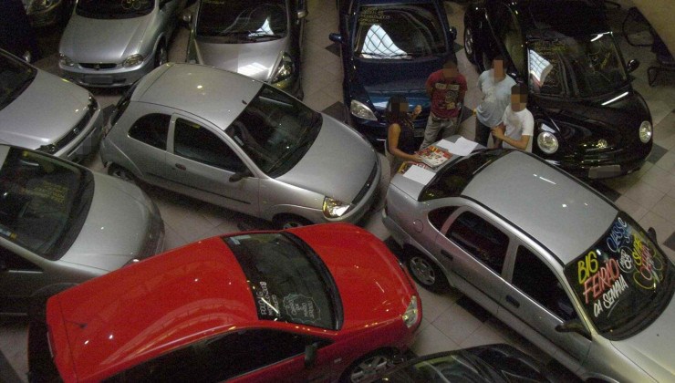 Consumidores analisam ve&iacute;culos em concession&aacute;ria, refletindo a crescente busca por informa&ccedil;&otilde;es detalhadas antes da compra, tema central da mat&eacute;ria. -  (crédito: Juarez Rodrigues/EM/D.A Press)