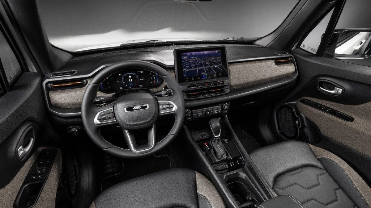 Topo de linha nas vers&otilde;es 4x2, o Sahara tamb&eacute;m tem sistema h&iacute;brido MHEV de 48V, bancos el&eacute;tricos, sistema Adventure Intelligence com Alexa e custando R$ 175.990,00