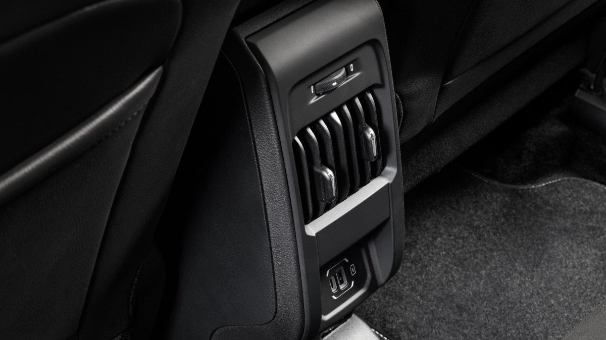 Topo de linha nas vers&otilde;es 4x2, o Sahara tamb&eacute;m tem sistema h&iacute;brido MHEV de 48V, bancos el&eacute;tricos, sistema Adventure Intelligence com Alexa e custando R$ 175.990,00