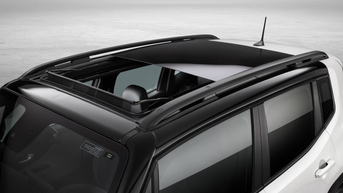 Topo de linha nas vers&otilde;es 4x2, o Sahara tamb&eacute;m tem sistema h&iacute;brido MHEV de 48V, bancos el&eacute;tricos, sistema Adventure Intelligence com Alexa e custando R$ 175.990,00