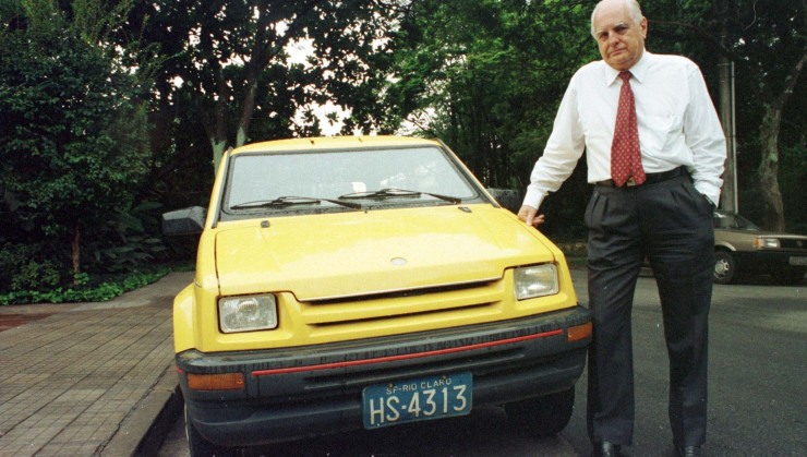 Jo&atilde;o Gurgel ao lado de um BR-800       