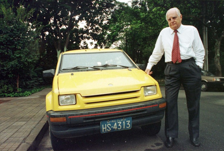 Jo&atilde;o Gurgel ao lado de um BR-800       