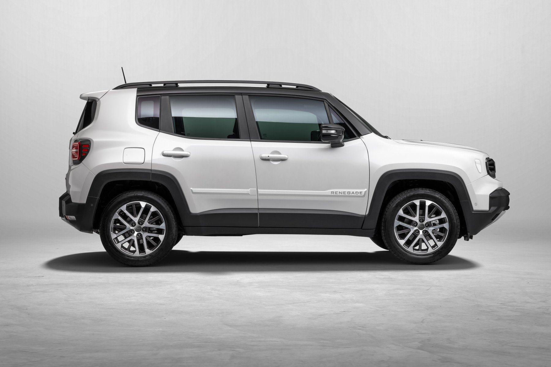 Topo de linha nas vers&otilde;es 4x2, o Sahara tamb&eacute;m tem sistema h&iacute;brido MHEV de 48V, bancos el&eacute;tricos, sistema Adventure Intelligence com Alexa e custando R$ 175.990,00