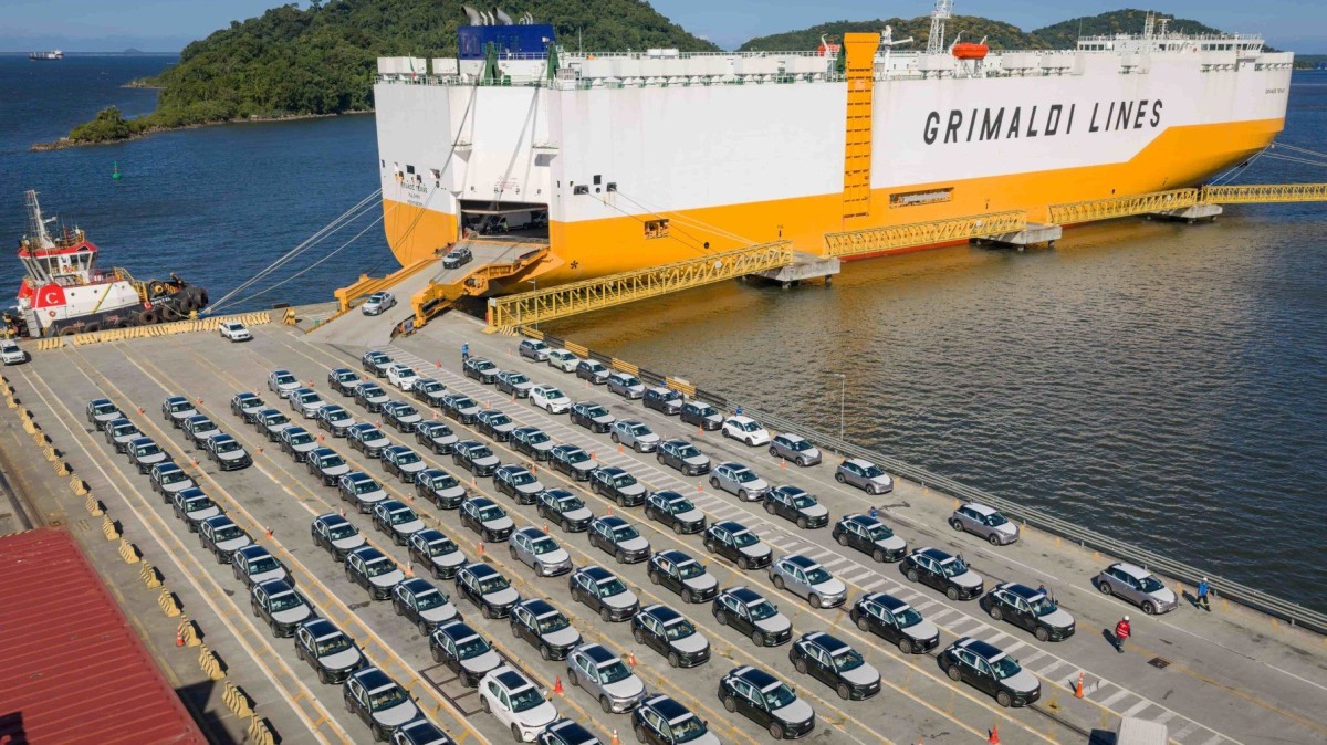 O primeiro lote do Geely EX5 EM-i, um SUV h&iacute;brido plug-in, chegou ao Brasil pelo porto de Paranagu&aacute; (PR