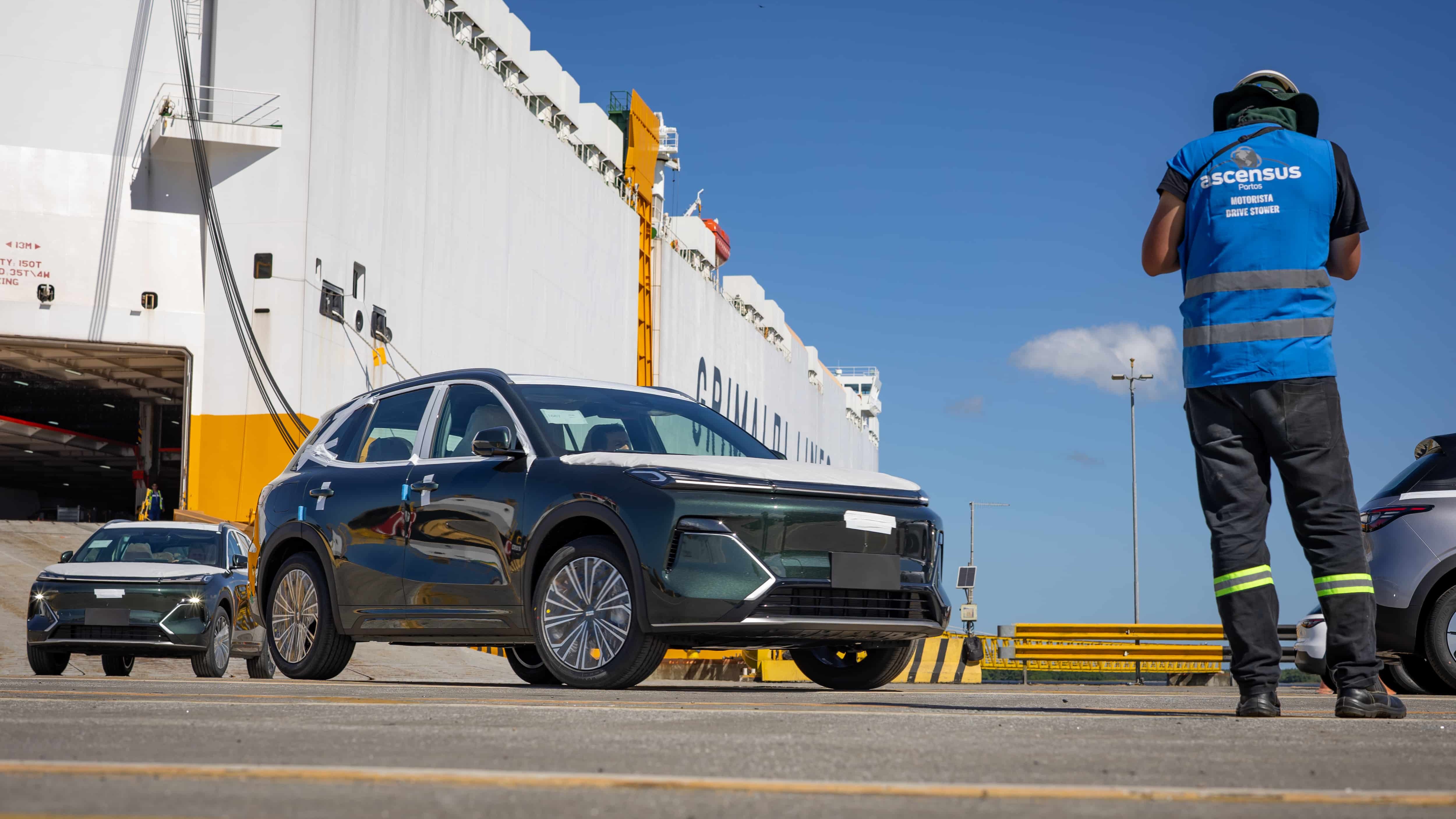 Um dos SUVs h&iacute;bridos plug-in Geely EX5 EM-i chega ao Brasil pelo porto de Paranagu&aacute;, marcando sua estreia no mercado nacional. -  (crédito: Rodolfo Buhrer/Divulga&ccedil;&atilde;o/Geely)