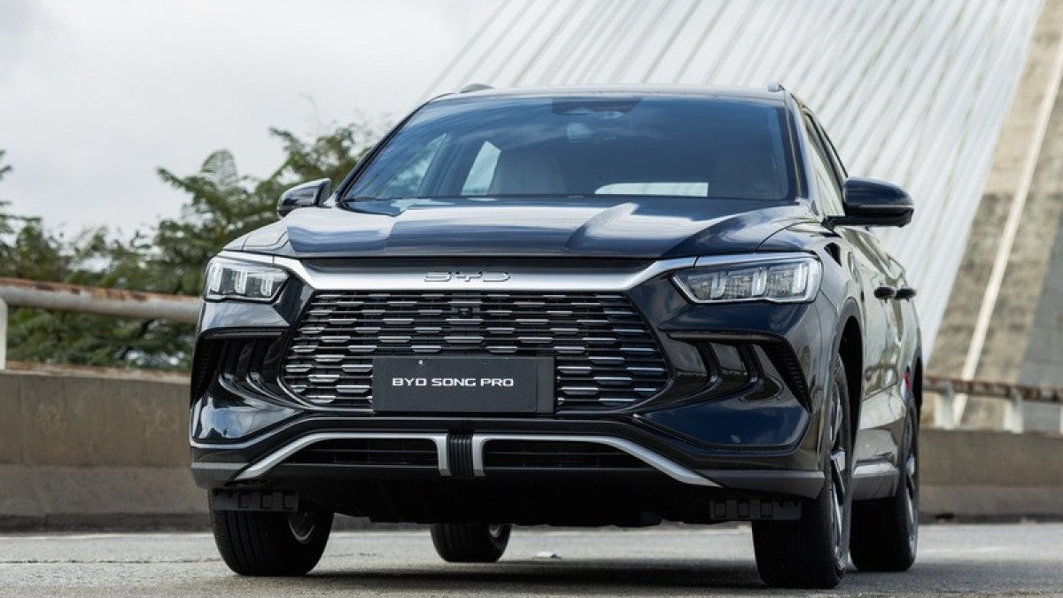 Com alta demanda e revenda r&aacute;pida, o BYD Song Pro, modelo da foto, &eacute; citado como um dos seminovos eletrificados mais procurados no Brasil.