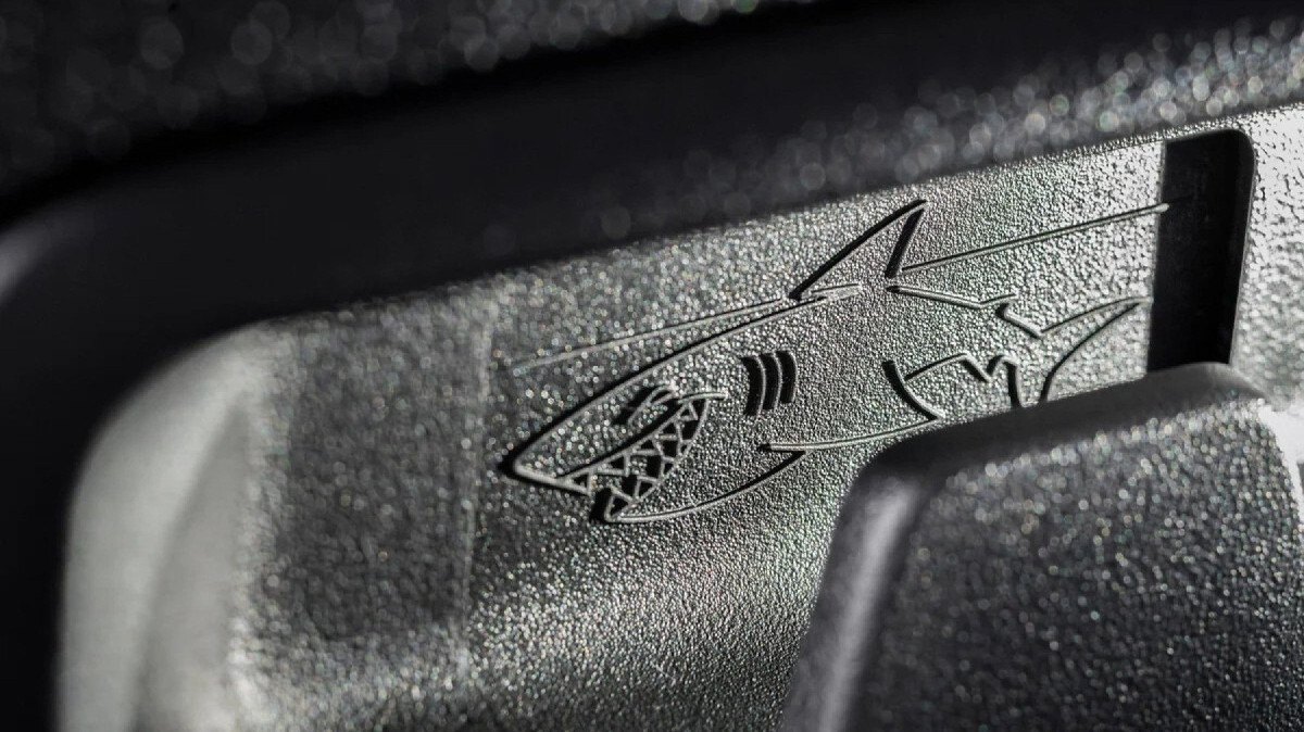 Ao projetar o interior do porta-luvas, um designer decidiu transformar nervuras estruturais em um pequeno tubar&atilde;o, uma ideia sugerida por seu filho