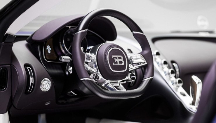 O interior do Mistral Caroline tamb&eacute;m &eacute; uma obra de arte, com acabamento em azul escuro e branco, e detalhes num tom de roxo mais escuro