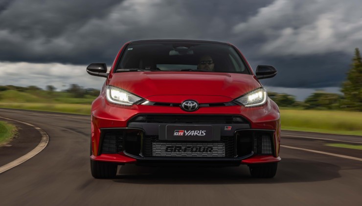 Com o primeiro lote j&aacute; vendido, o Toyota GR Yaris vermelho demonstra sua performance, refletindo seu DNA das pistas. -  (crédito: Divulga&ccedil;&atilde;o/Toyota)