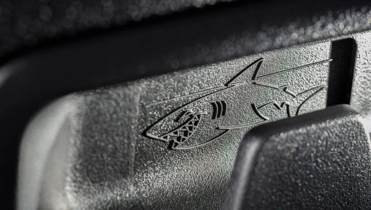 Ao projetar o interior do porta-luvas, um designer decidiu transformar nervuras estruturais em um pequeno tubar&atilde;o, uma ideia sugerida por seu filho -  (crédito: Divulga&ccedil;&atilde;o/Opel)