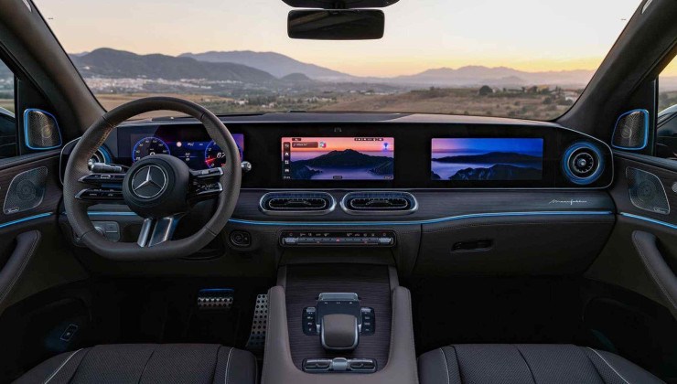 O interior conta com 3 telas e comandos f&iacute;sicos para o ar-condicionado 