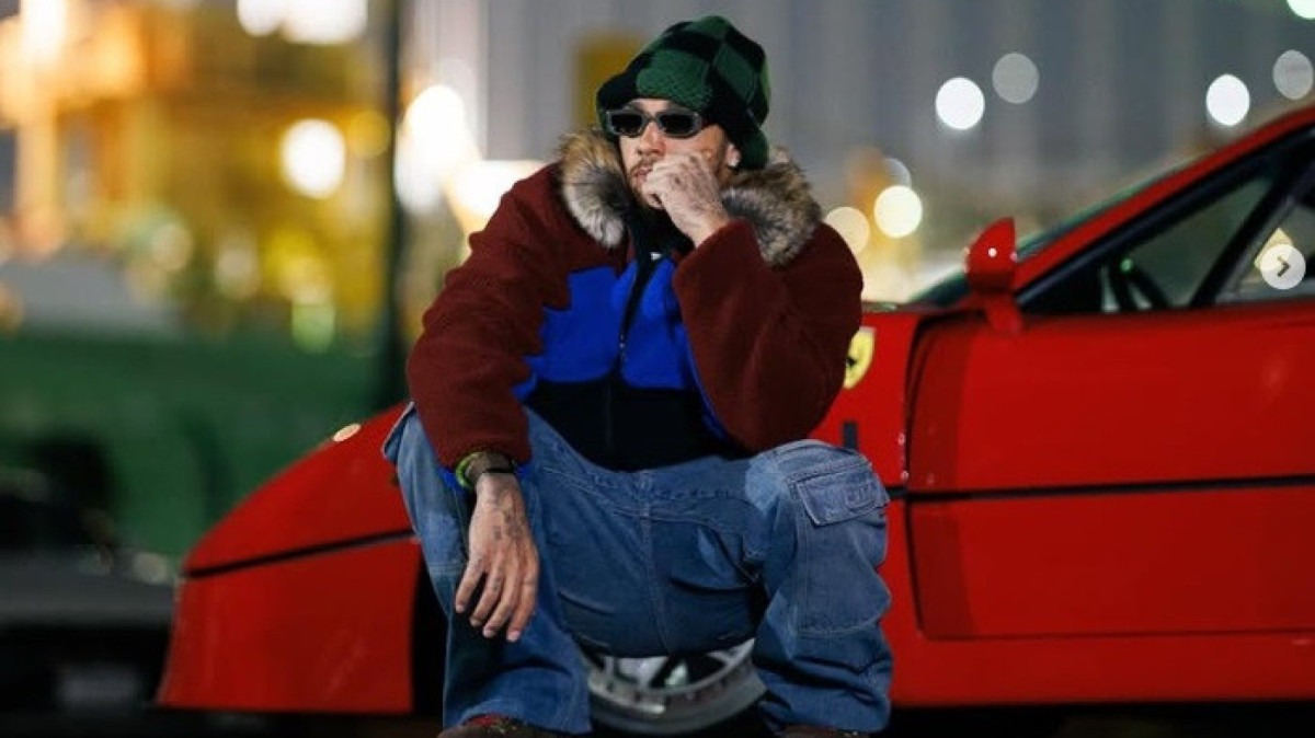 Lewis Hamilton posa em frente ao F40